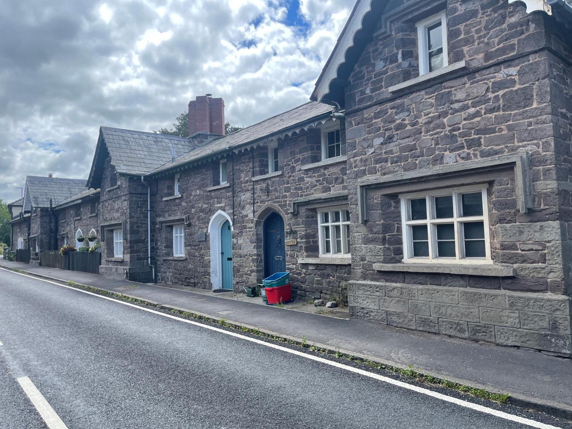Yew Tree Cottage, 3 Bedroom, 4 Church Row Defynnog *